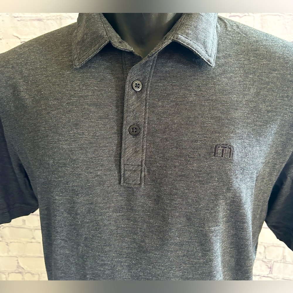 TRAVIS MATHEW men’s size medium soft cotton golf polo in excellent condition